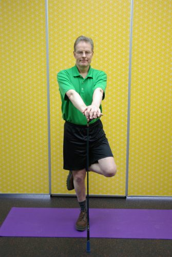 Ejercicio de movilidad y equilibrio para un medio swing que lleva al green
