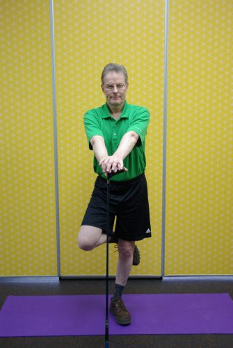 Ejercicio de flexibilidad para un medio swing que lleva al green
